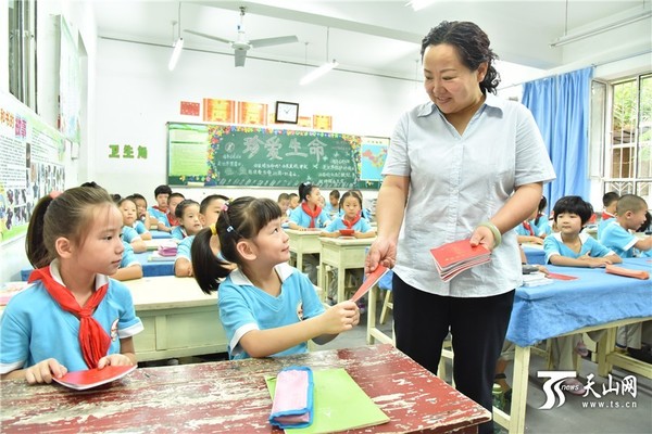 老师挨个收取报道手册。