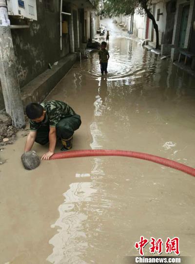 新疆喀什暴雨天气致居民区积水严重 消防官兵