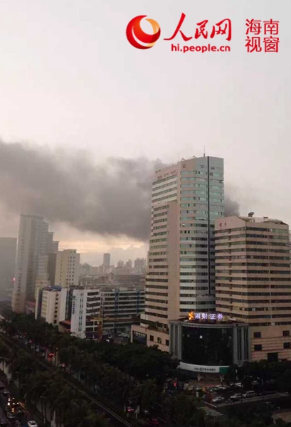 火灾后浓烟滚滚(网友供图)