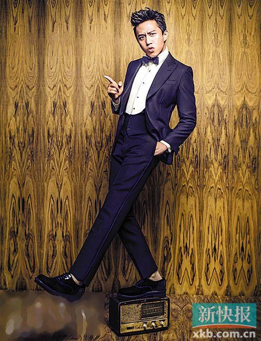 为什么我家“等等”就不会对我说这样的情话呢? 近日,邓超受邀杂志拍摄九月封面大片,不改逗比本性。