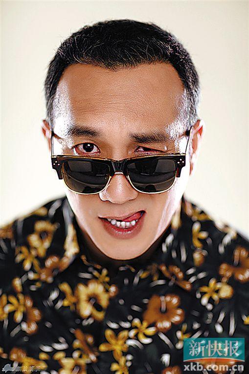 这么浪漫的话肯定是法国妈妈教的。 近日,黄觉曝光了一组搞怪表情五连拍,身穿花色衬衫,表情逗趣鬼马,尽显天真个性。