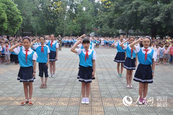9月1日，成都邛崃西街小学学生身着校服参加开学典礼。