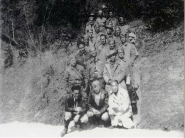 　　↑图为外籍援华医生被派往前线前合影（来自网络）。