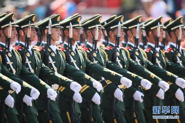 9月3日，中国人民抗日战争暨世界反法西斯战争胜利70周年纪念大会在北京隆重举行。这是武警部队抗战英模部队方队通过天安门广场。新华社记者才扬摄