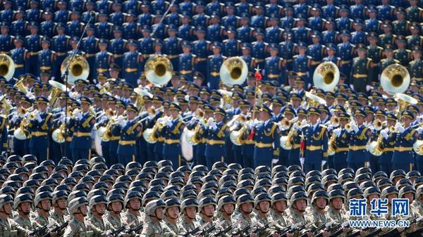 9月3日,中国人民抗日战争暨世界反法西斯战争胜利70周年纪念大会在北京隆重举行。这是“攻坚英雄连”英模部队方队通过天安门广场。新华社记者程敏摄