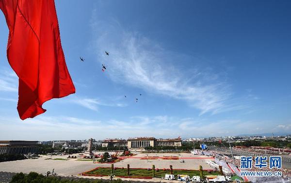 9月3日，中国人民抗日战争暨世界反法西斯战争胜利70周年纪念大会在北京隆重举行。这是空中护旗方队通过天安门广场。 新华社记者 杨磊 摄