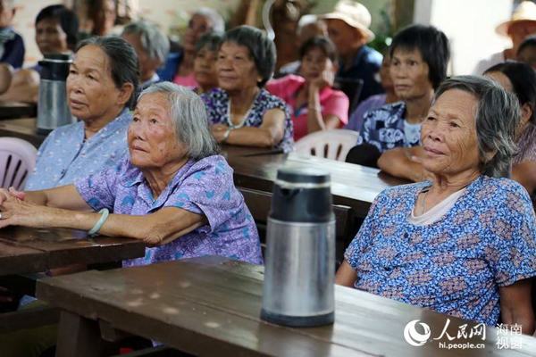 老人观看电视直播阅兵