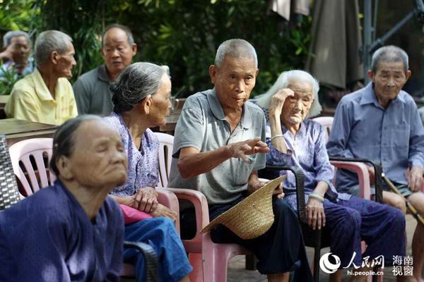 老人观看电视直播阅兵