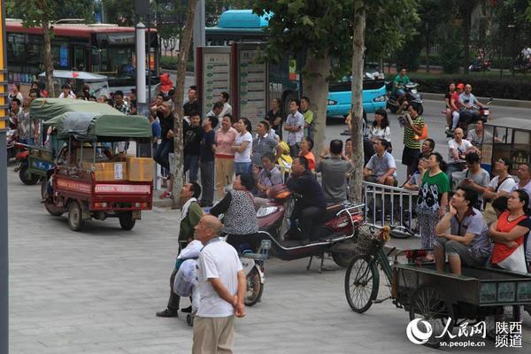 路过电子大屏的市民，纷纷驻足观看，人多时有百人。杜旭涛 摄