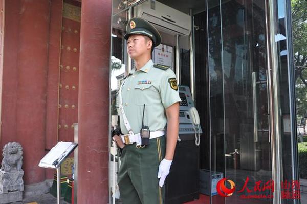 武警太原支队六中队中队长程洋在哨位执勤（郭利军 摄）