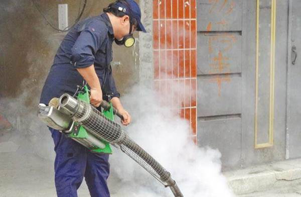 新北市卫生局人员喷药消毒。（台媒图）