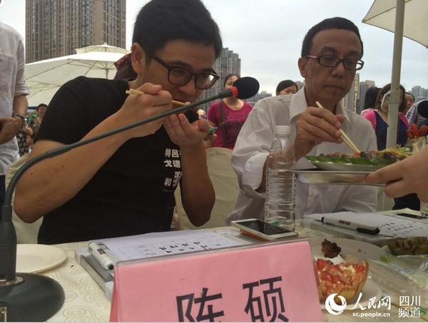 《舌尖上的中国2》导演陈硕正在品菜。
