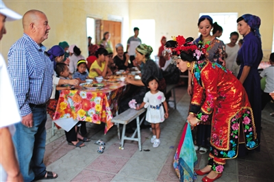 婚宴尾声,阿谢拉向新郎的大伯行礼,按习俗,阿谢拉捏着手帕的双手碰在一起,弯腰至90度再直起,反复三次。