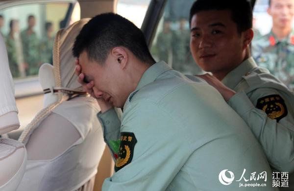 不舍战友难掩伤感。