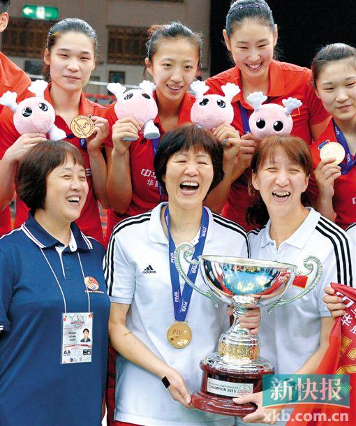 ■郎平(前排中)手捧冠军奖杯,和球队在颁奖仪式上尽情庆祝。    新华社发