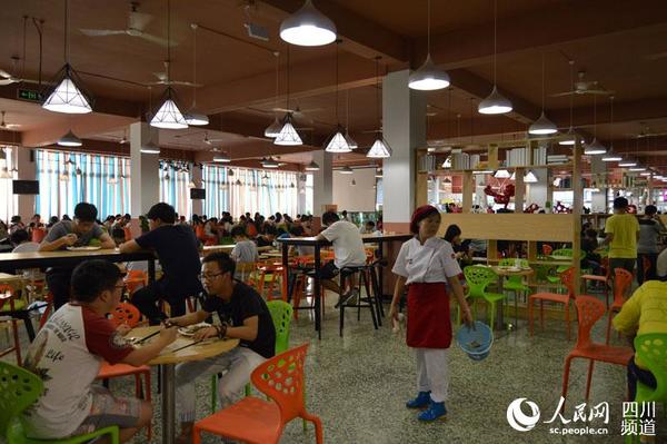 图为四川某高校的“文艺小清新范儿”食堂。王波 摄