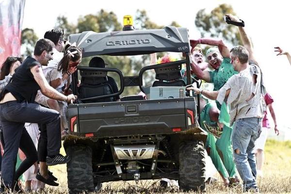 　　人们参加“僵尸跑”活动。