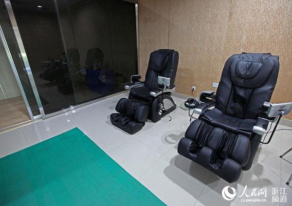 水疗室内的按摩椅等设备，能使运动员有效减轻疲劳度和得到理疗。章勇涛 摄