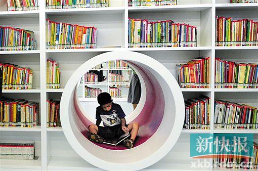 ■广州图书馆少儿图书专区,孩子们在翻阅自己喜欢的图书。    新快报记者 夏世焱/摄