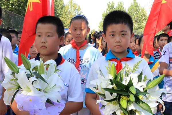大兴区榆垡镇小学开学第一课:献花宣誓缅怀先