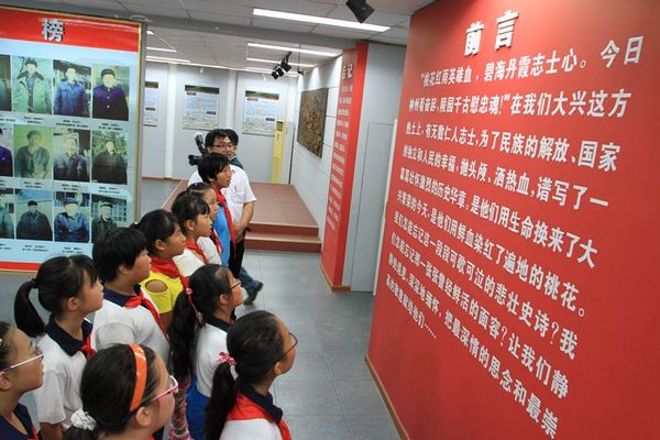 参观抗战革命馆接受爱国教育。