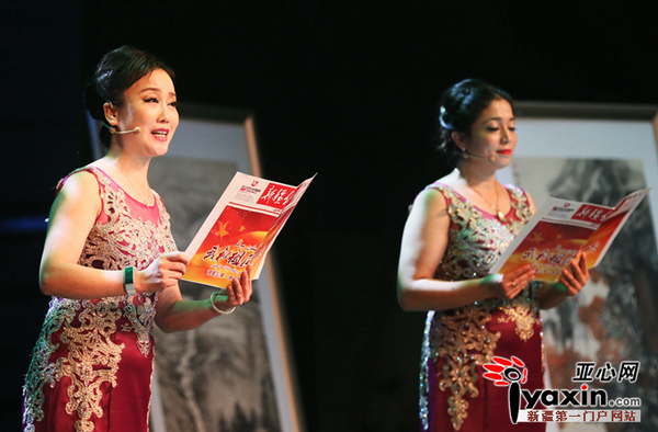 深情朗诵《果子沟大桥旁的一棵苹果树》。亚心网记者高原玲子实习生韩博亚摄