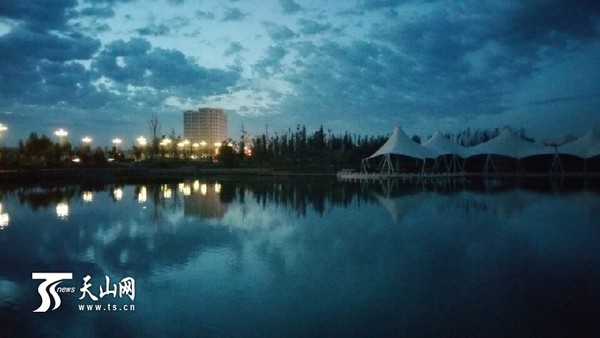 雨后的夜空像无边无际透明的大海，宁静、广阔而又神秘