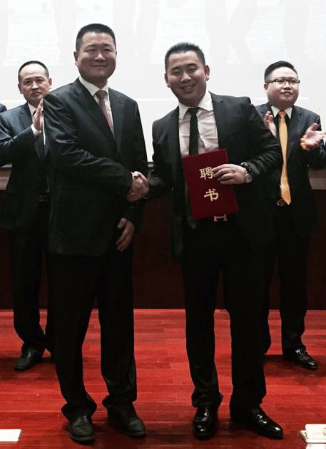 王宗继董事长为林俊先生颁发副董事长聘书