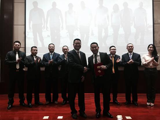 签约现场。后排从左往右分别是:吴迪、蔡尚芙、刘中伟、孙年进、杨钧、王玉平、朱凤兰