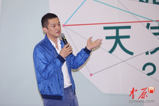 李亚鹏现身郑州