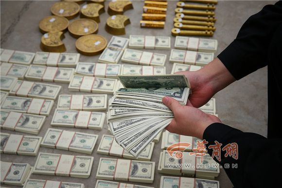 警方缴获的假美元、假金条等资料图