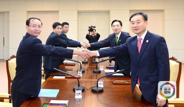 　　9月8日，韩国（右）和朝鲜双方代表在会谈后握手。（图片来源：新华／路透）