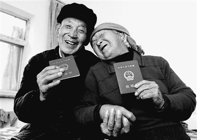 　　山西省阳曲县西凌井乡敬老院两位老人收获爱情。 　　邓寅明摄（资料图片）