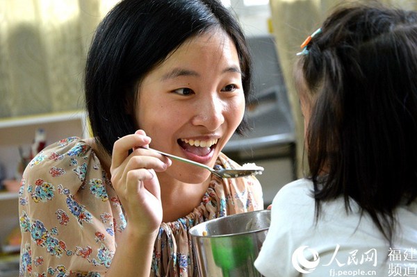 作为一名特教老师，王超不仅要承担教学任务，还得多花精力照顾好孩子们的生活。李挺摄