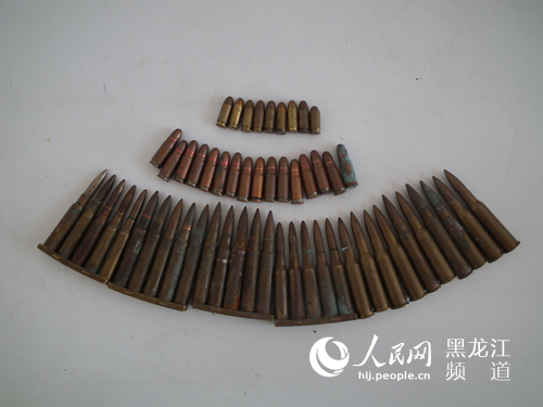 牡丹江市一名拾荒者在垃圾堆捡到的55发军用子弹。