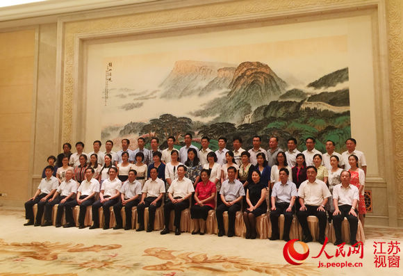 江苏省委副书记、省长李学勇接见优秀教师代表并合影留念