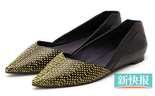 ▲平底鞋并未淡出江湖,动用了黄色动物纹理的拼接款,既优雅又充满了美丽的野性诱惑。