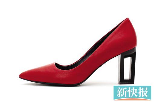 经典的高跟鞋款,但因抢眼的正红色以及别致鞋跟设计,瞬间提升造型的时尚度。