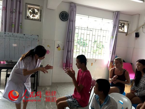 潘婷颖在指导大伙儿。  林长生  摄