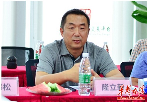 花垣县人民政府县委副书记、县长隆立新。