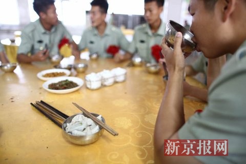 负责首都机场反恐的武警北京总队一师三支队十一中队,每个退役战士在离开的时候都要吃“滚蛋饺”。