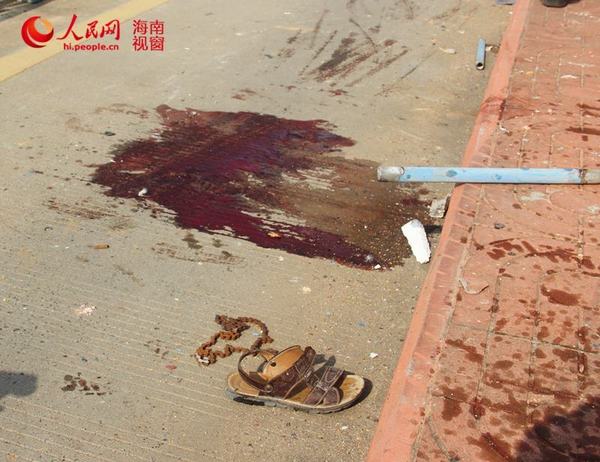 桥面上留有一摊血迹