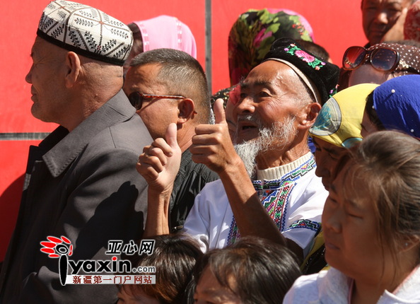 9月9日，在“纪念习总书记复信一周年·首届达西丰收节”活动现场，一位老村民自豪地竖起大拇指为达西村点赞。亚心网记者 龚彦晨 摄