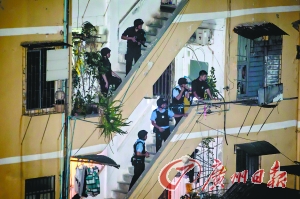 　　2014年9月16日，海珠区南田路昆仑街，警察在屋顶上高度戒备。(资料图片）　　广州日报记者陈忧子 摄