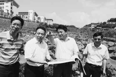 郑剑波在西门莲塘了解原生地项目保护情况。