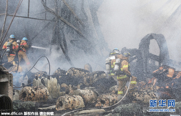 当地时间2015年9月11日，韩国安山，一工业园区内的胶片厂发生火灾，现场浓烟滚滚，消防员奋力扑救。图片来源:东方IC