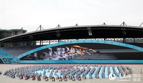 志愿者带来的坐式太极拳。（朱虹 摄）