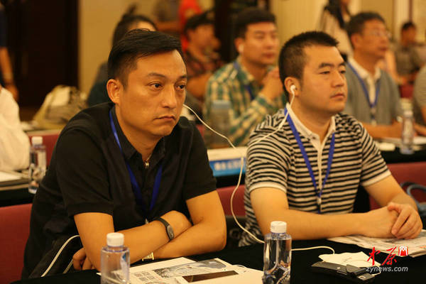 兄弟，翻译机不够用，咱们共用一个听吧。