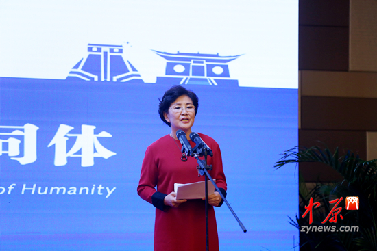 河南省文化厅厅长杨丽萍主持闭幕式