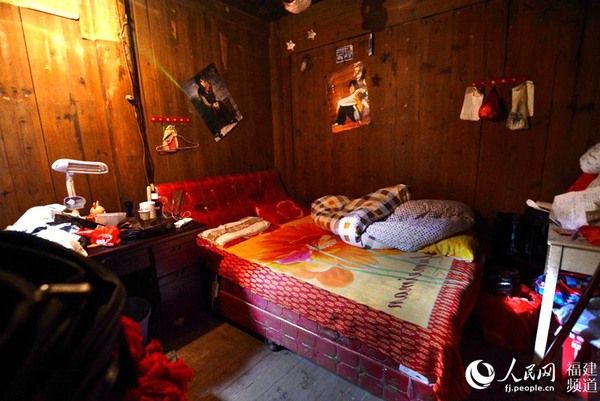 张纪祥常年居住在这破旧狭小的房屋里。